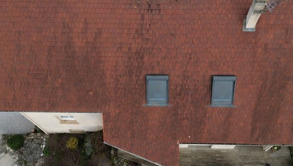 Avant démoussage de toiture par drone près de Limoges