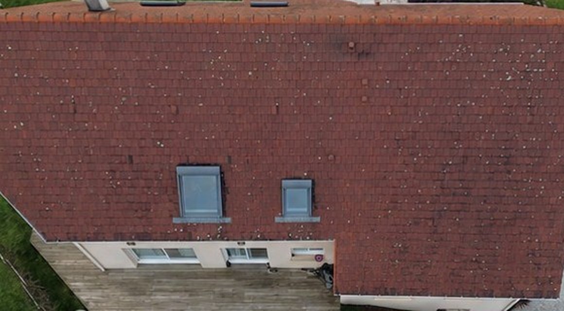 Avant démoussage de toiture par drone près de Limoges