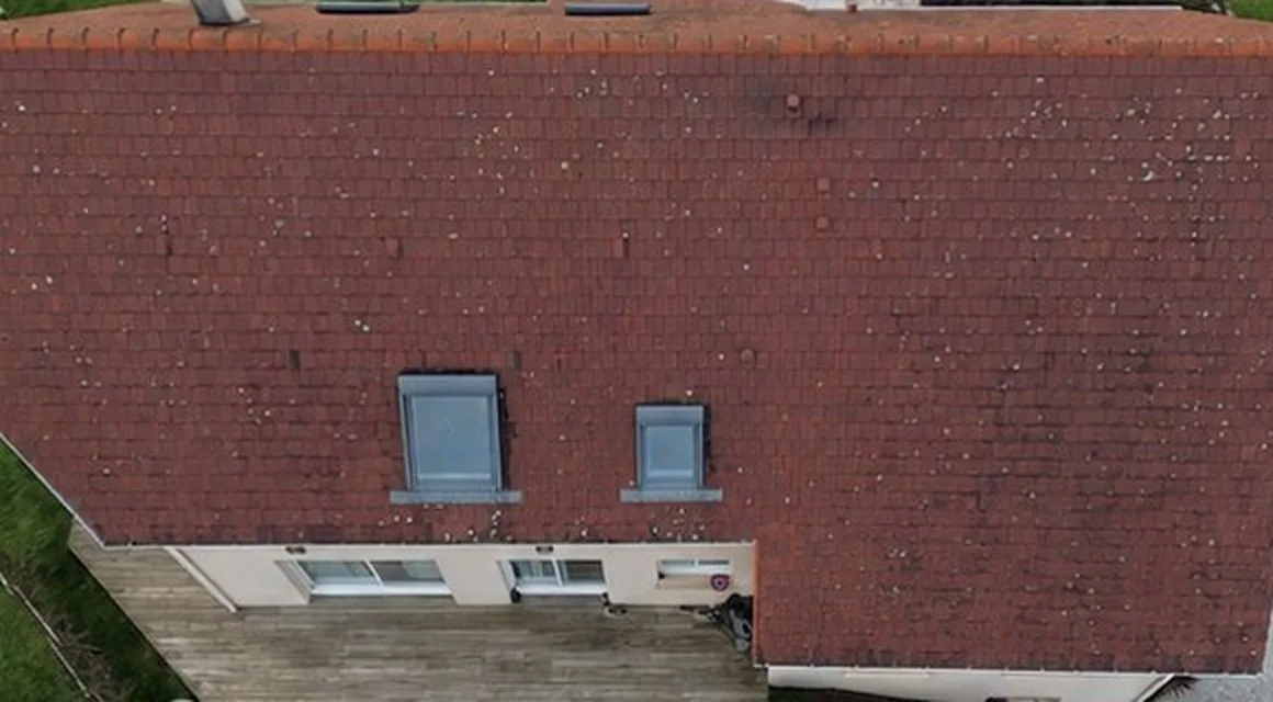 Avant démoussage de toiture par drone près de Limoges Avant démoussage de toiture par drone près de Limoges