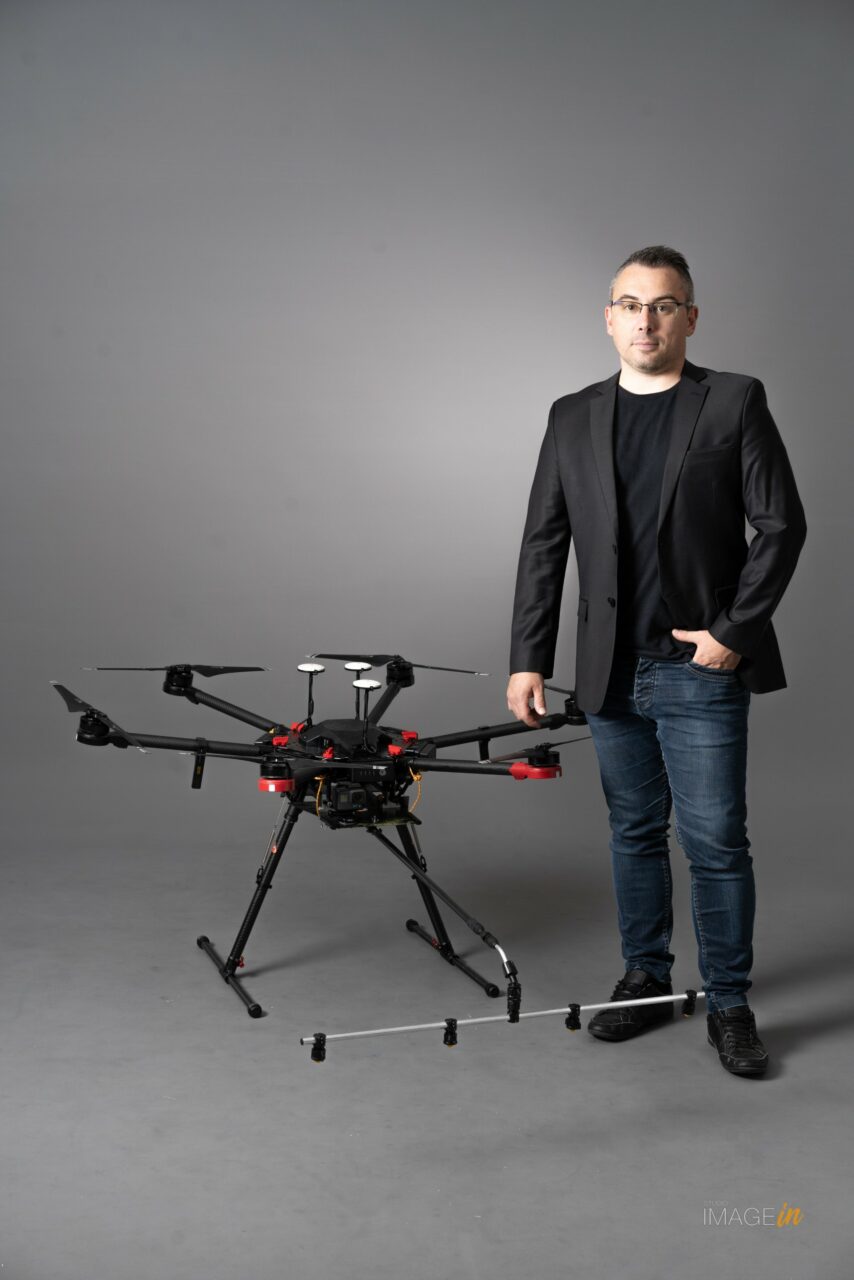 Nicolas Andraud, télépilote professionnel certifié, avec son drone de pulvérisation