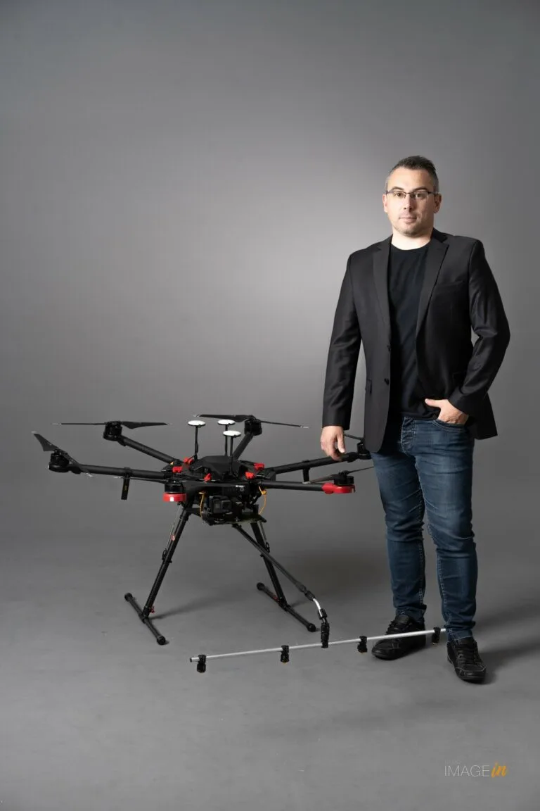 Nicolas Andraud, télépilote professionnel certifié, avec son drone de pulvérisation Nicolas Andraud, télépilote professionnel certifié, avec son drone de pulvérisation