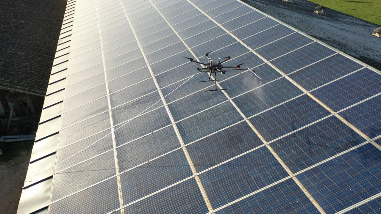 Inspection et nettoyage de panneaux photovoltaïques par drone
